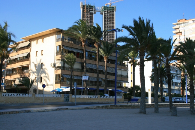 IMG_09974_Playa de Poniente.JPG, Madrimar und In Tempo dahinter