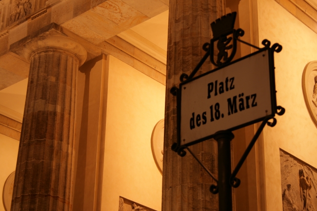 Schild: "Platz des 13. März" vor dem Brandenburger Tor, in Berlin, bei nacht