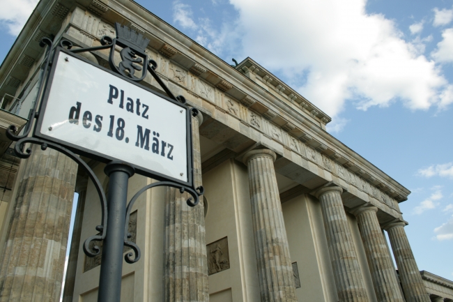 Schild "Platz des 13. März", am Tag