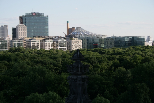 Potsdamer Platz, Berlin, Vom Dach des Reichstags ein Blick über berlin in Richtung Potsdamer Platz mit der markanten Kuppel des Sony Centre