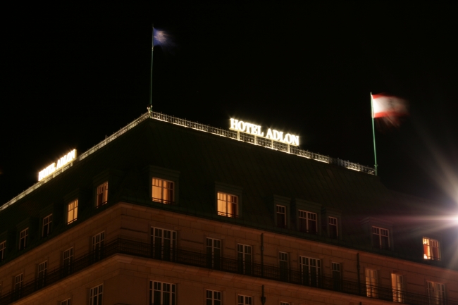 Hotel Adlon in Berlin, Beleuchteter Schriftzug auf dem Nobelhotel in Berlin Mitte