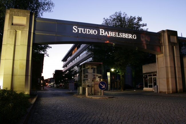 Eingangstor des Film Studios Babelsberg, ohne Auto