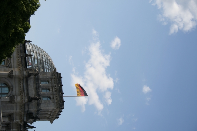 Deutsche Flagge und Reichstag-Kuppel, 