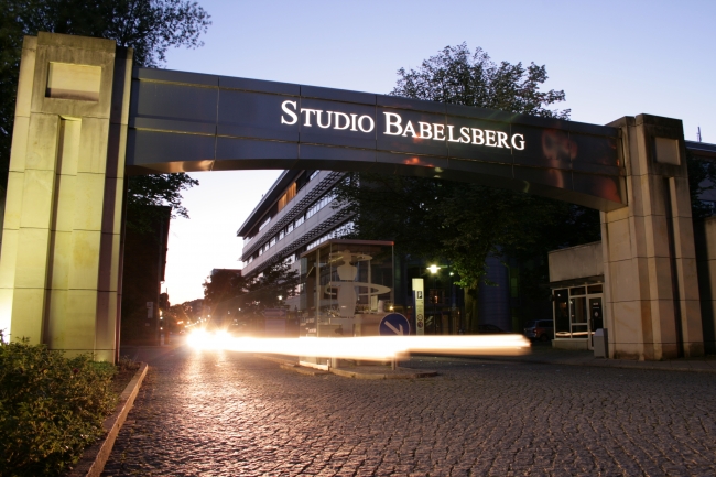 Das Studio Babelsberg, mit einem Auto