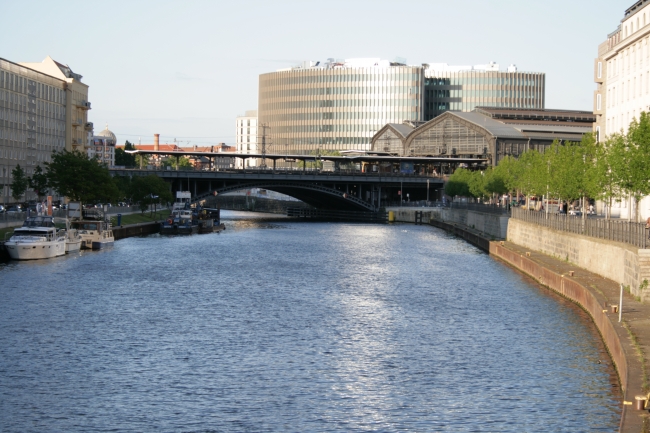 Blick die Spree entlang, im Regierungsviertel