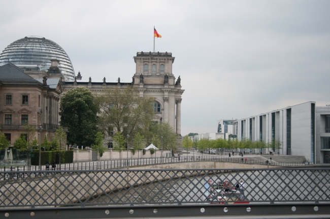 Reichstag und angrenzende bauten, von der Brücke nearby
