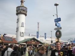 Turm vom Löwenbräu Zelt