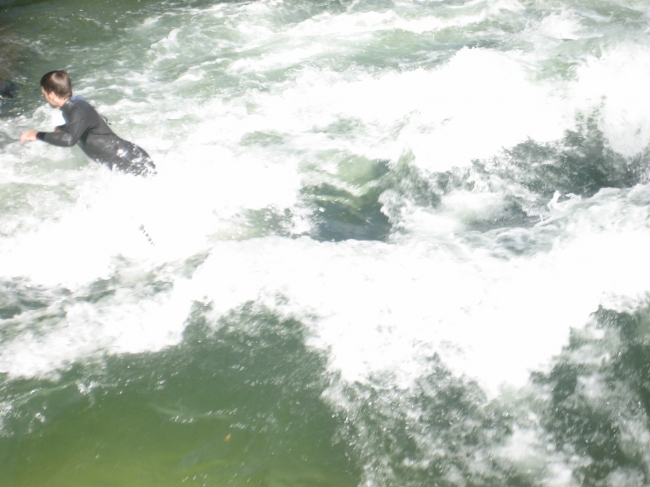 Surfer auf der Welle am Englischen Garten, 