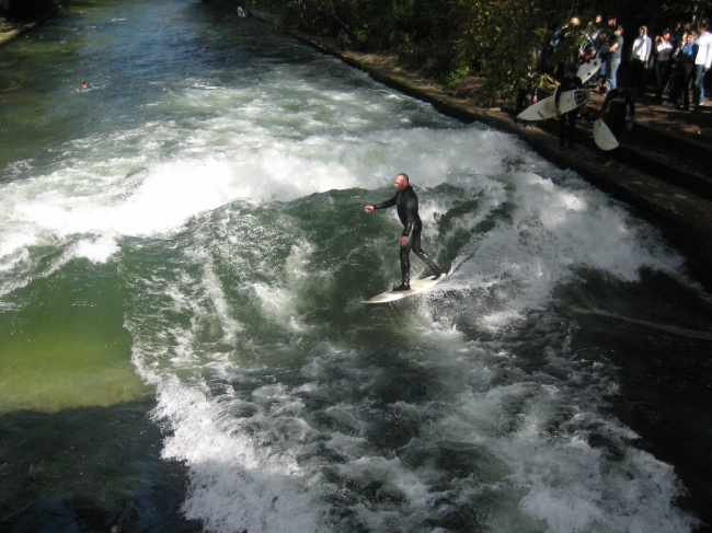 Surfer auf der Welle am Englischen Garten, 