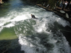 Surfer auf der Welle a...