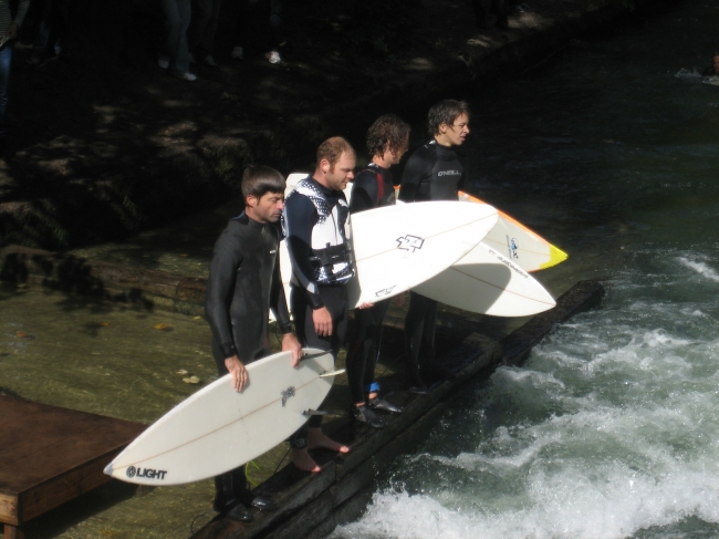 Surfer auf der Welle am Englischen Garten, 