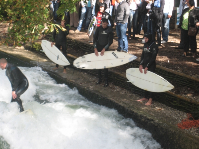 Surfer auf der Welle am Englischen Garten, 