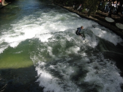 Surfer auf der Welle a...