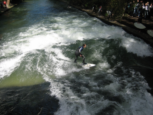 Surfer auf der Welle am Englischen Garten, 