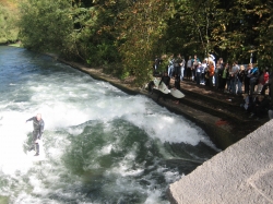 Surfer auf der Welle a...