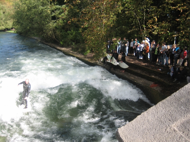 Surfer auf der Welle am Englischen Garten, 