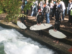 Surfer auf der Welle a...