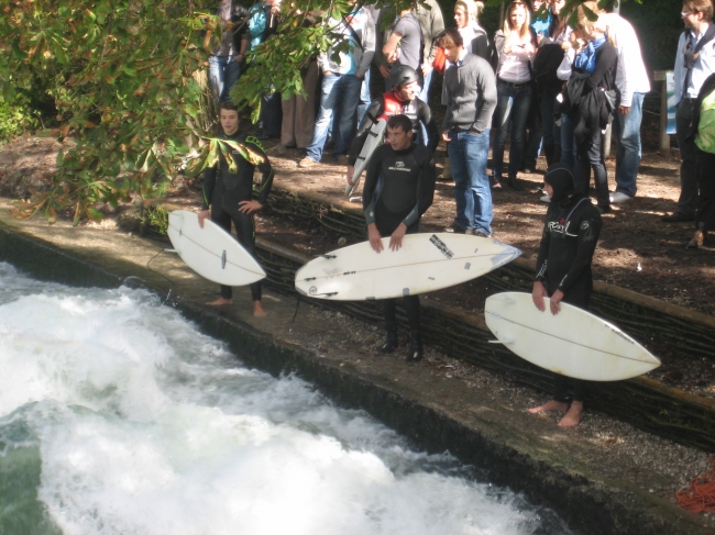 Surfer auf der Welle am Englischen Garten, 