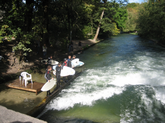 Surfer auf der Welle am Englischen Garten, 