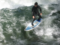Surfer auf der Welle a...