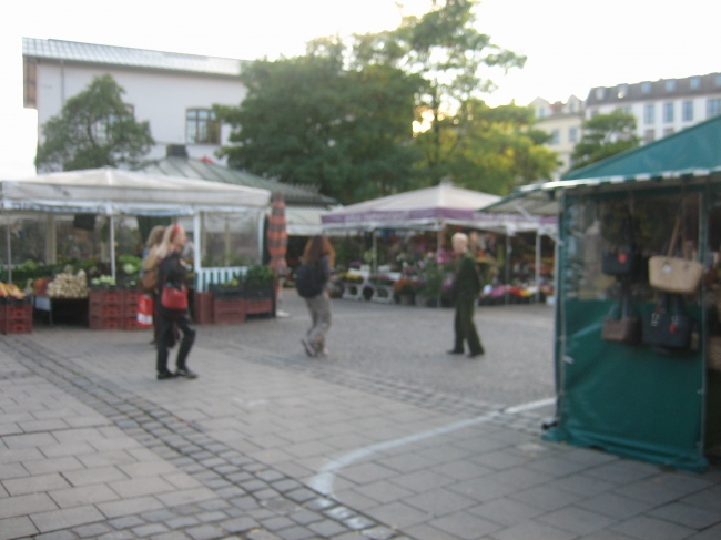 Stände auf dem Viktualienmarkt, unscharf