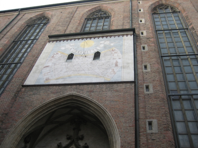 SeitenPortal der Frauenkirche mit Sonnenuhr, 