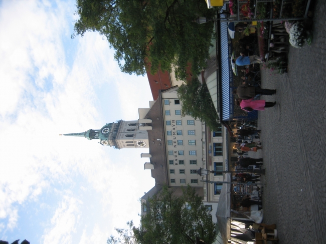 Haus Neumayr am Viktualienmarkt, mit dem Turm von St. Peter dahinter