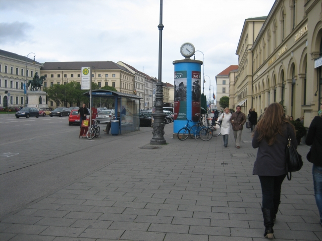 Haltestelle Oeonsplatz vor Starbucks, 