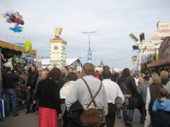 Gedränge an den Schießbuden, Wiesn