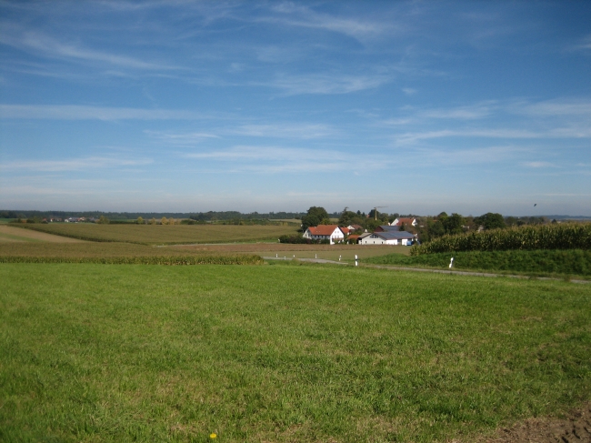 Felder und Bauernhof im Norden von München, 