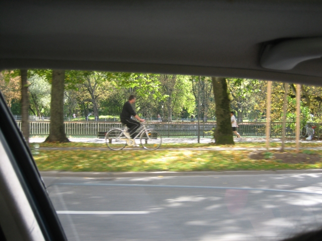 Fahrradfahren und Joggen an der Isar, 