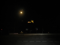 Eine Burg bei Nacht