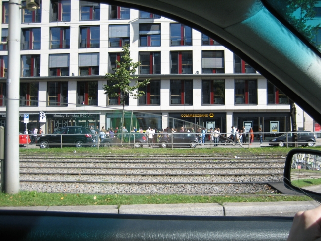 Commerzbank am Bahnhof, samt Menschenmenge für die Eröffnung von irgendeinem Pop-Up Store