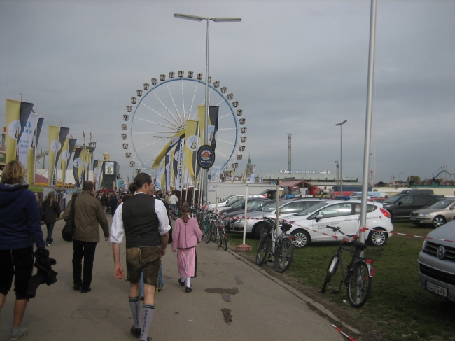 Auf dem Weg zur Kern der Wiesn, 