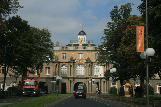 Durchfahrt an der Universität in Bonn, 