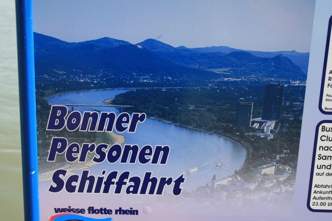 Das Bonner Rheintal, auf einem Schild der Bonner Personen Schiffahrt (weisse flotte)