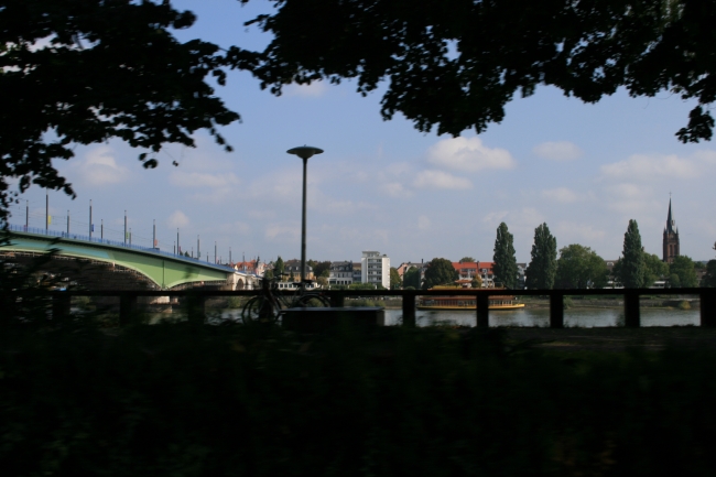 Rheinbrücke (Kennedy Brücke) in Bonn am Anleger der Weissen Flotte, 