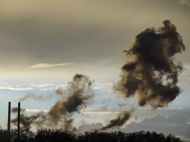 Dramatischer Ruhrpott Himmel, über den Hochöfen der Fa. Thyssen