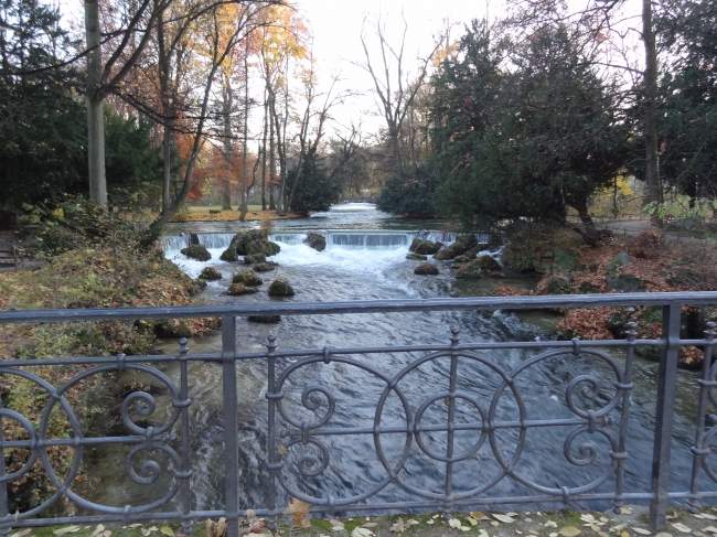 Brücke über den Wasserfall im Englischen Garten, München, 