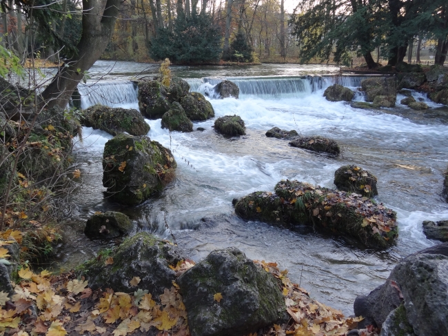 Seitlich am Wasserfall im Englischen Garten München, 