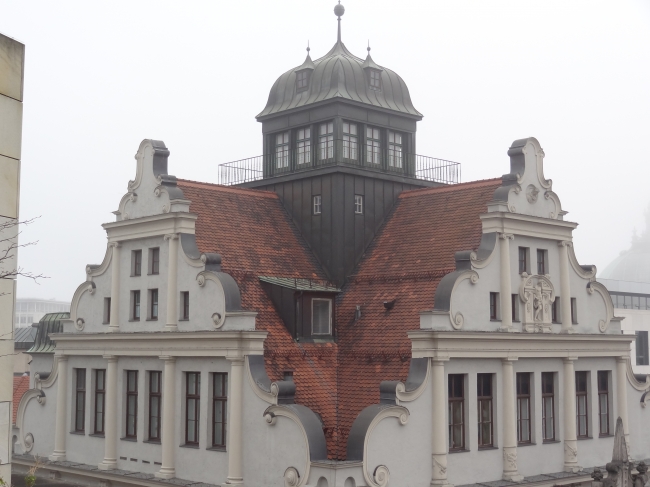 Turm mit Fenstern, von der Terrasse des Oberpollinger Restaurants