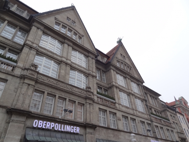 Facade des Oberpollinger am Stachus, Kaufinger Str., München, man beachte die Segelschiffe am First