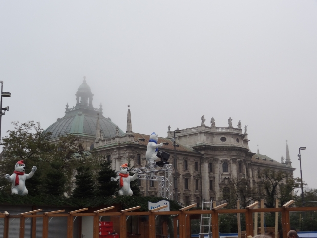 Glaskuppel des Gerichts? vom Stachus aus, 