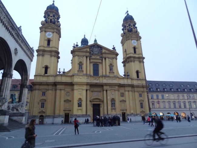 Odeonsplatz mit Theatinerkirche, 