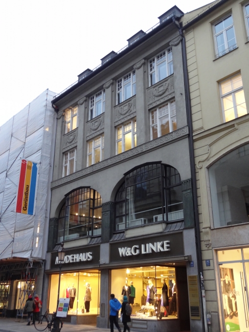 Stadthaus "Modehaus W&G Linke", mit tollen Fenstern darüber