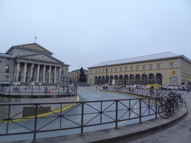 Opernplatz mit Tiefgarageneinfahrt, Rechts gut zu sehen, der Bau, der jetzt dem russischen Oligarchen gehört...