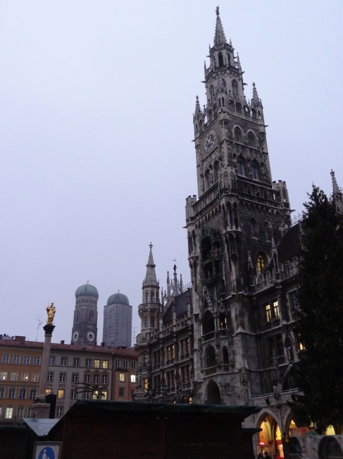 Rathausturm mit vernagelten Weihnachtsmarktbuden davor, 