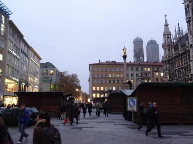 Marienplatz mit Weihnachtsmarktbuden, 