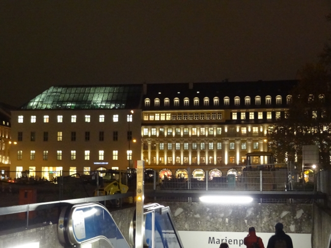 Dallmayr am Abend, mit Eingang zur U-Bahn