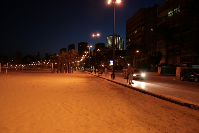 IMG_10023_Playa de Poniente.JPG, Nächtliche Promenade in La Cala